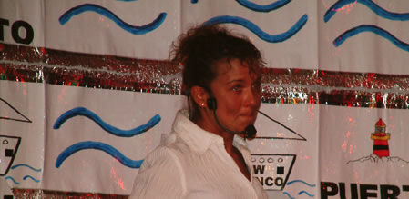 La Dama Inquieta en el escenario con unos aros