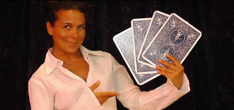 La Dama Inquieta en el escenario con unos aros