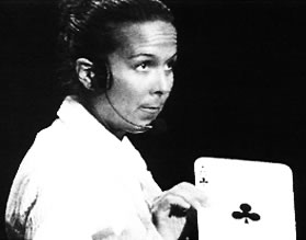 La Dama Inquieta en el escenario con unos aros